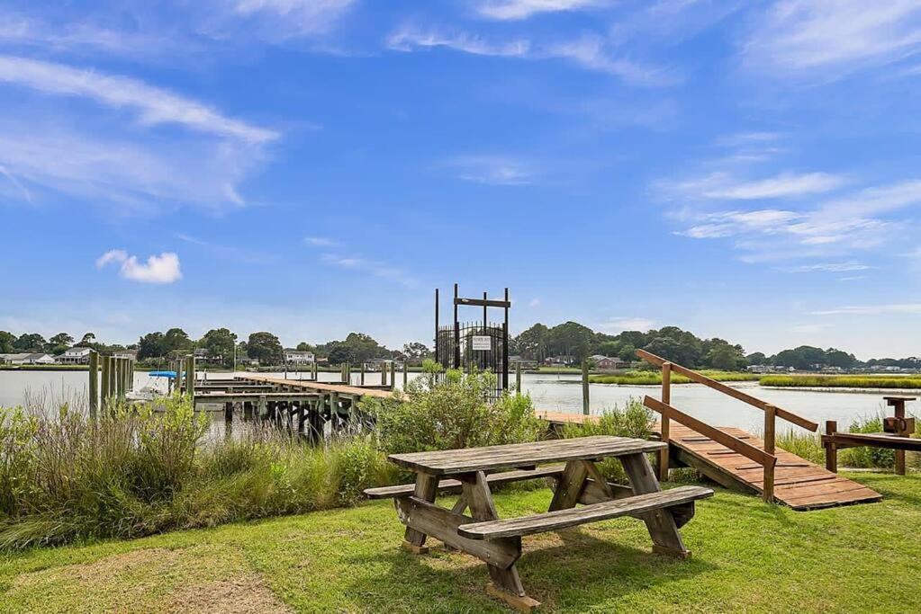 Apartamento Relaxing On The Bay Norfolk Exterior foto